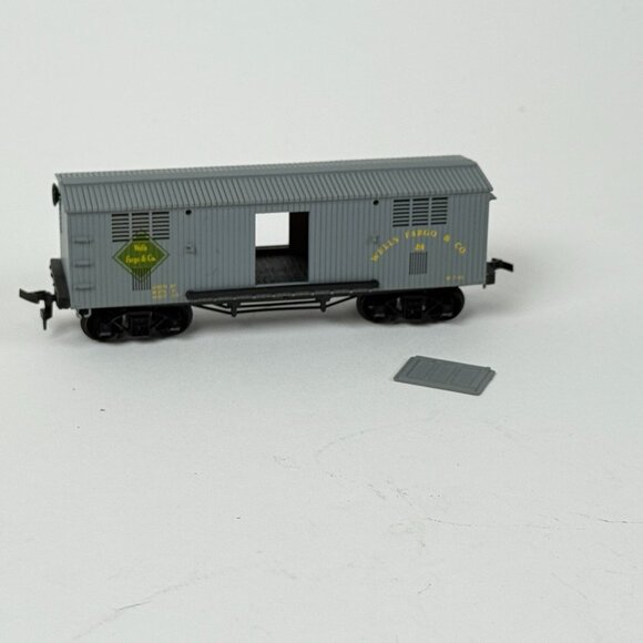 HO Scale Vintage Burlington Boxcar Wells Fargo Car & DOW Chemical Tanker - Picture 5 of 7
